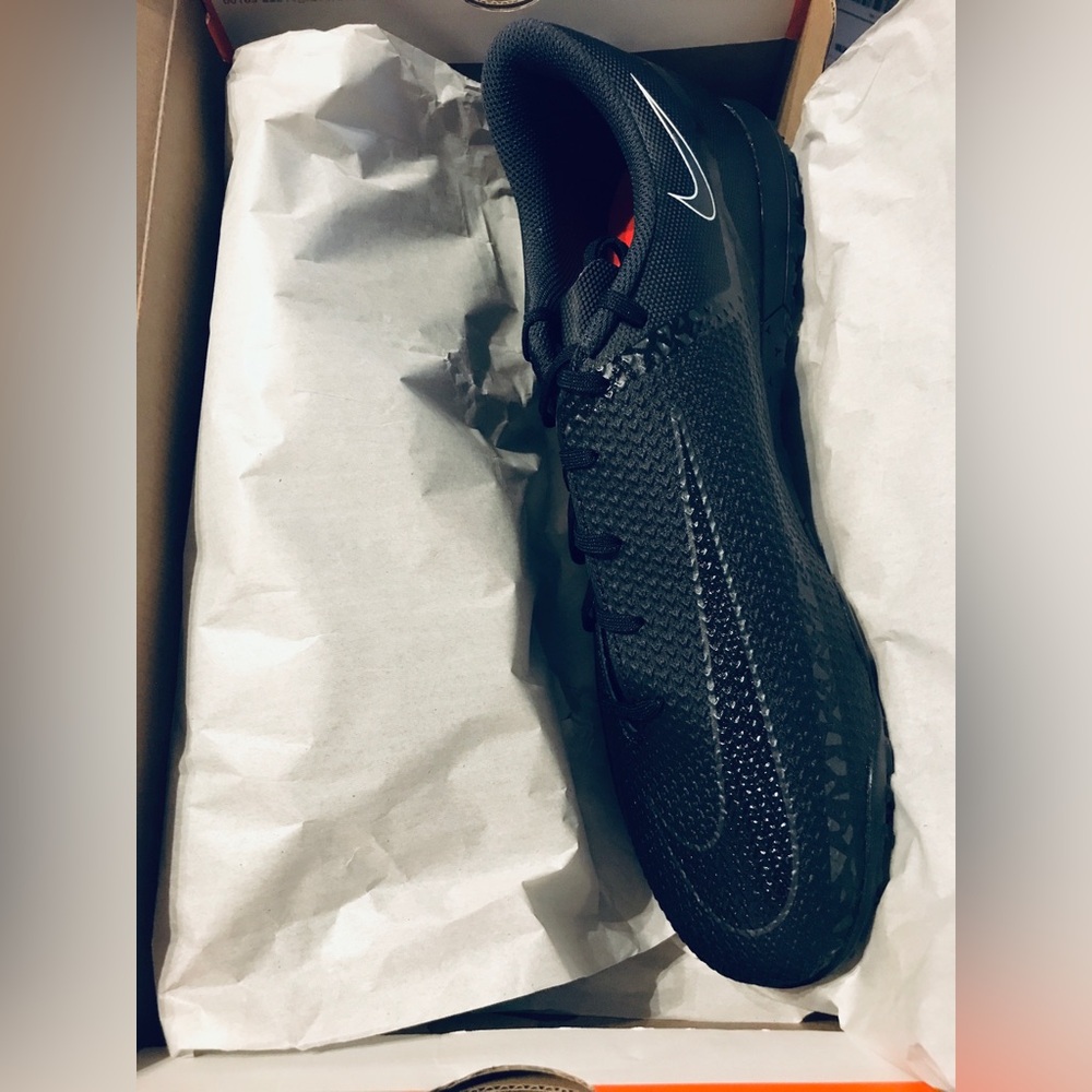 Nike Soccer Shoes - Picture 7 of 8